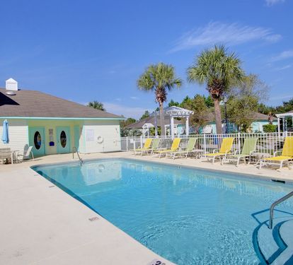 02 Community Pool & Clubhouse
