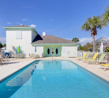 03 Community Pool & Clubhouse