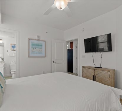 Queen Guest Suite - Equipped with a Flat-Screen TV