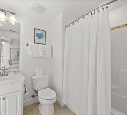Queen Guest En-Suite - Single Vanity + Shower/Tub Combo