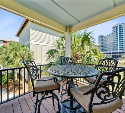 Lil J's Getaway Front Deck