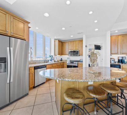 Lagoon Tower 902 Kitchen Island Seats 4