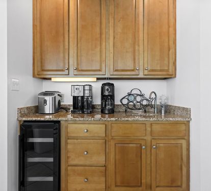 Lagoon Tower 902 Wet Bar with Coffee & Beverage Station