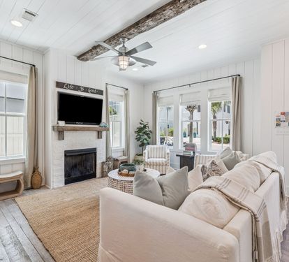 Cozy Living Area with Ample Seating!