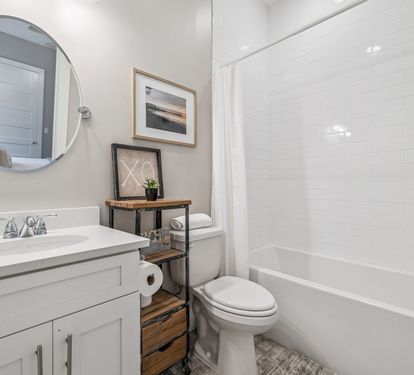 King Guest En-Suite - Single Vanity & Shower/Tub Combo