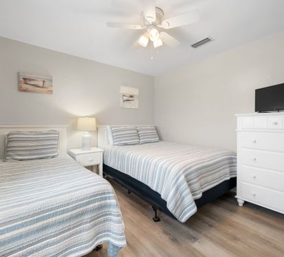 Bonhomme Richard East Bedroom 4 with Twin & Queen Bed