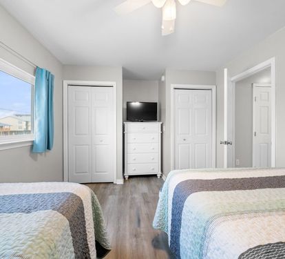 Bonhomme Richard West Bedroom 3 with 1 Twin and 1 Queen Bed