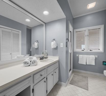 Marilyn's Cottage Primary Bathroom