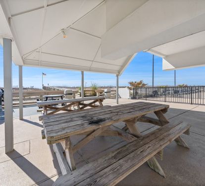 8 Island Winds West Covered BBQ Picnic Area