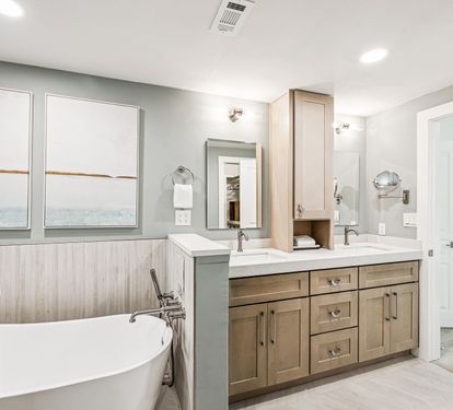 Primary King En-Suite - Dual Vanities + Soaking Tub