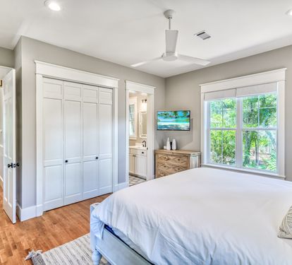 1st Floor - Primary Suite - King Size Bed