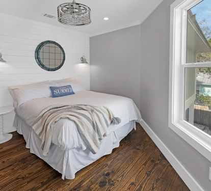 2nd Floor - Guest Bedroom - Queen Size Bed