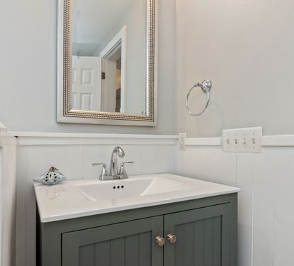 Bright coastal bathroom with fresh finishes, elegant fixtures, and a clean, relaxing design inspired by life at the beach.