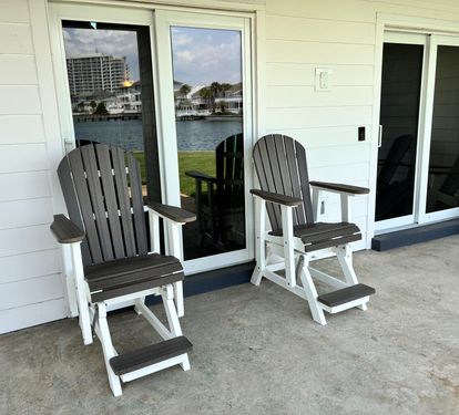 Relax in your waterfront rocking chairs as you soak in stunning canal views through floor-to-ceiling windows.