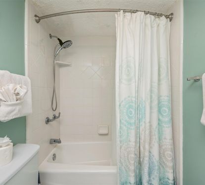 Refresh in your private spa-like retreat with soothing mint walls, fluffy towels, and a spacious tub-shower combo.