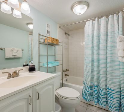 Refresh in your bright, coastal-inspired bathroom with fluffy towels and thoughtful storage for all your vacation essentials.