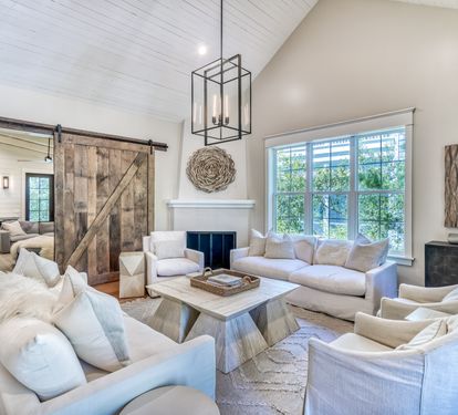 Cozy Living Area with Ample Seating