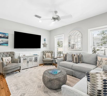 Cozy Living Area with Ample Seating