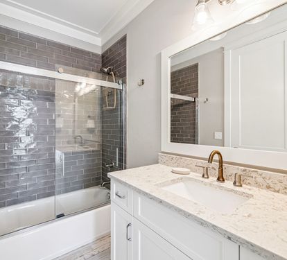King Guest En-Suite - Single Vanity + Shower/Tub Combo