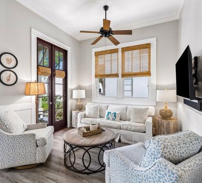 Spacious Living Area with Ample Seating