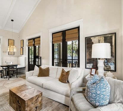 Cozy Living Area with Ample Seating