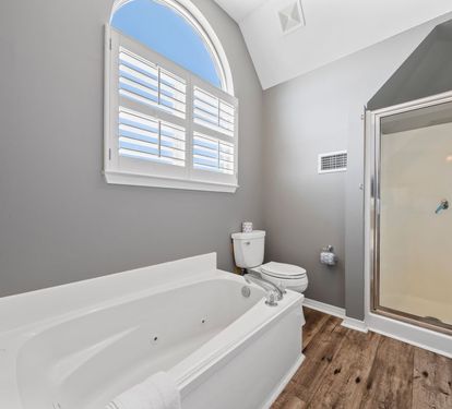 Salty Seashell Bedroom 4 Ensuite Bathroom with Jetted Tub and Separate Shower (3rd Level)