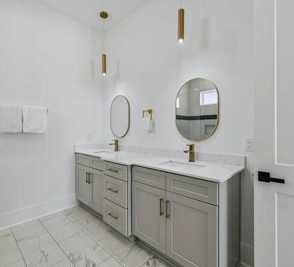 King Guest En-Suite - Dual Vanities