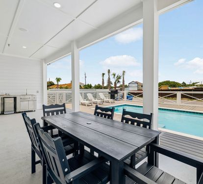 Enjoy Al Fresco Dining for 6 + Outdoor Kitchenette & Gas Grill