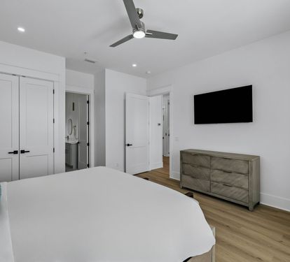 King Guest Suite - Equipped with a Flat-Screen TV