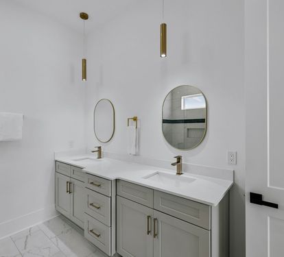 King Guest En-Suite - Dual Vanities