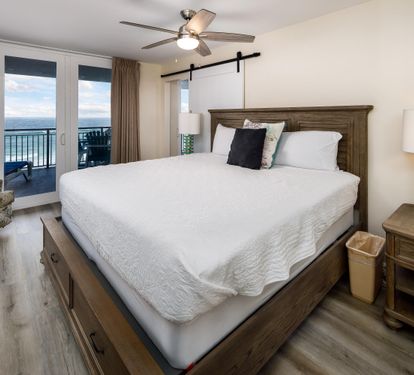 Master king with balcony access