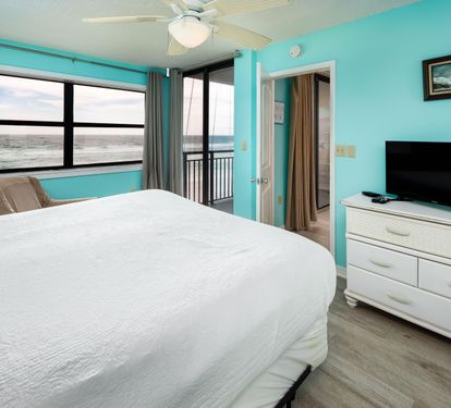 Master king with balcony access