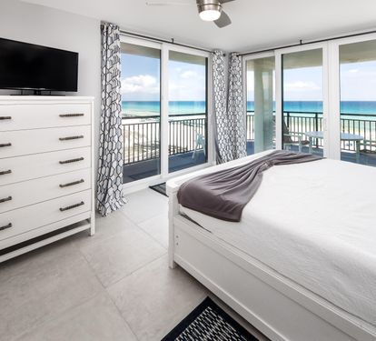 Master king with balcony access
