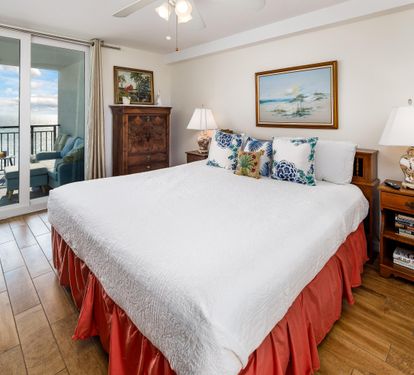 Master king with balcony access