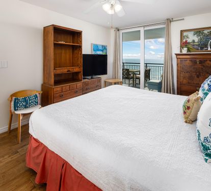 Master king with balcony access