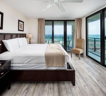 Master king with balcony access