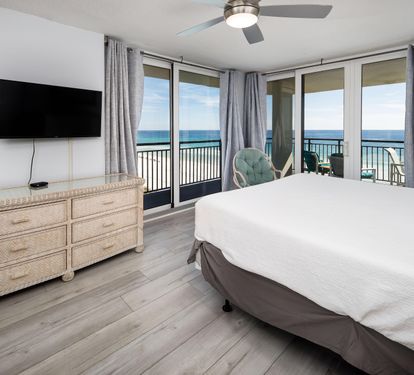 Master king with balcony access