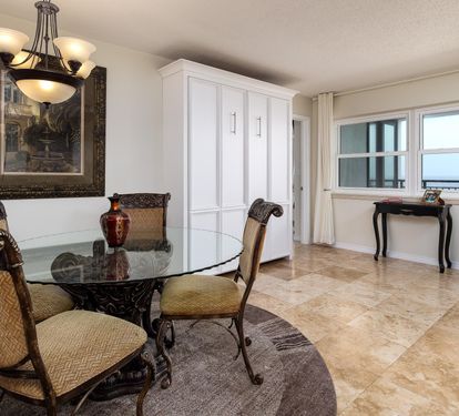 Dining area seats  4