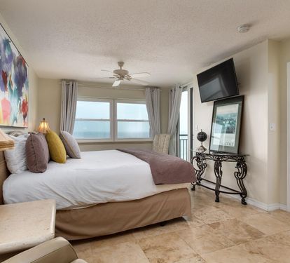 Master king with balcony access