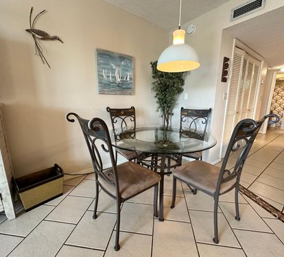 Dining area - seats 4
