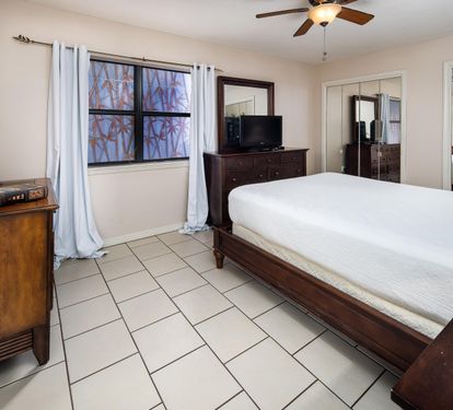 Guest bedroom - queen