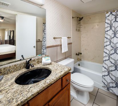 Guest bathroom tub/shower