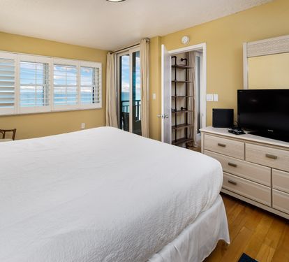 Master king with balcony access