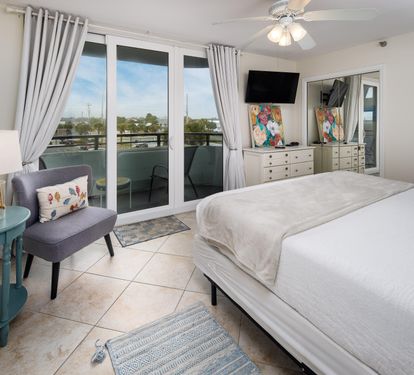 Guest bedroom - queen with juliet balcony