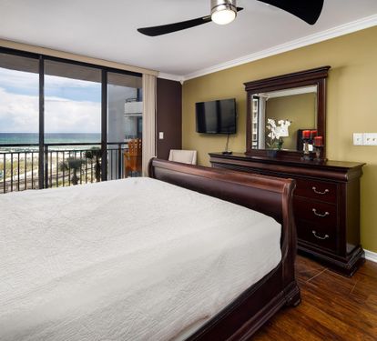 Master king with balcony access