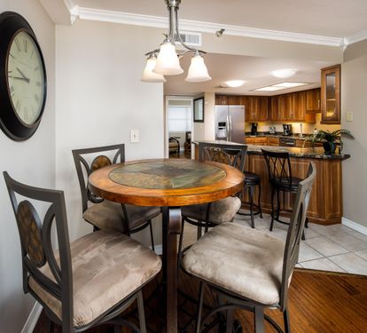 Dining area for 4 with bar seating