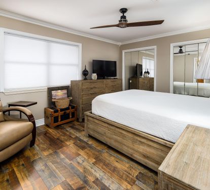 Guest room queen with recliner