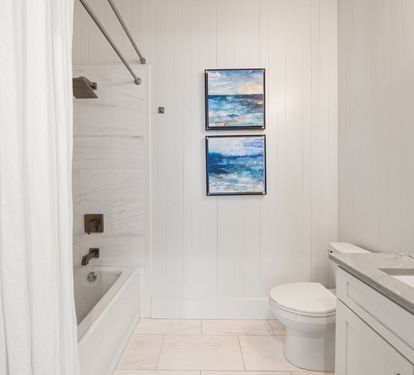 King Guest En-Suite - Shower/Tub Combo