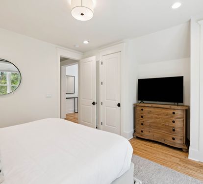 King Guest Bedroom - Equipped with a Flat-Screen TV