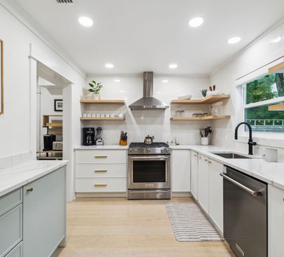 Expansive Kitchen with Stainless Steel Appliances!